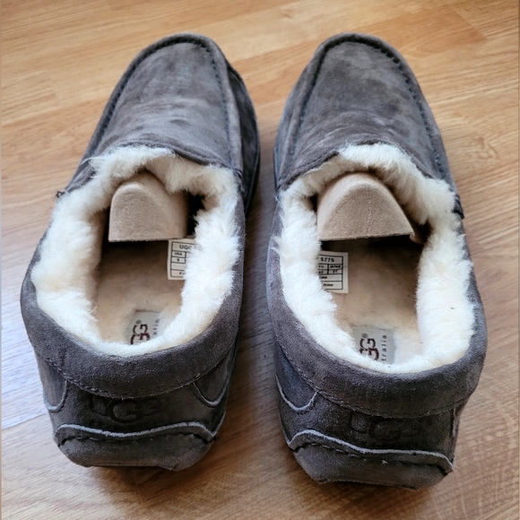UGG | Men's Slippers - Picture 9 of 9